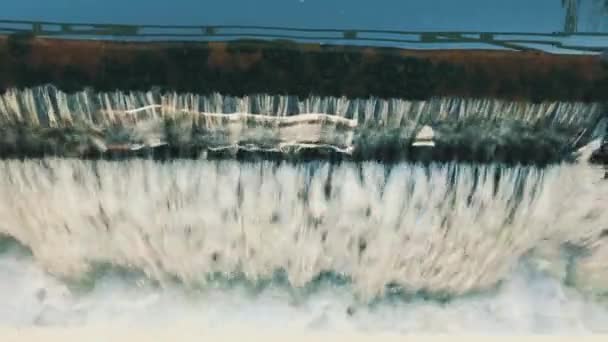 Caída de agua desde la puerta del río a la presa. Espuma y corrientes de agua . — Vídeo de stock