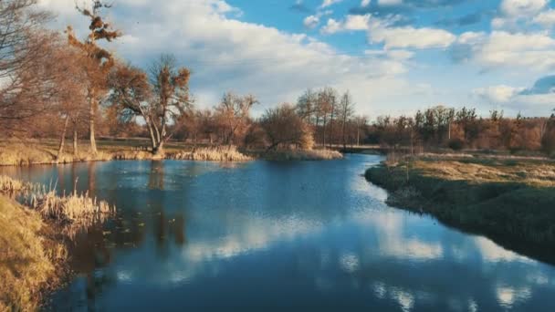 Il pittoresco sfondo panoramico del fiume d'autunno in natura. Nuvole blu si riflettono in acqua pulita . — Video Stock