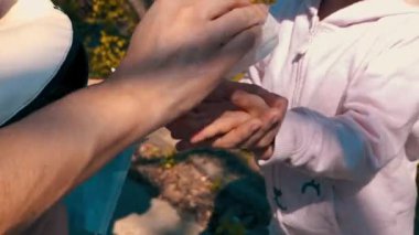 Annem sokakta bebek avuçlarını temiz bir dezenfektan peçeteyle siliyor.