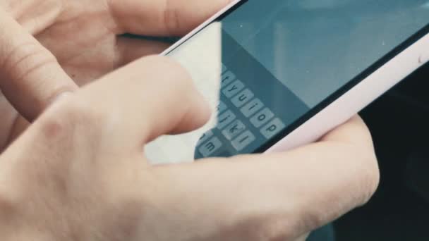 Flickan Skriver Text Smartphone Skärmen Händer Och Smartphone Närbild Fingrarna — Stockvideo