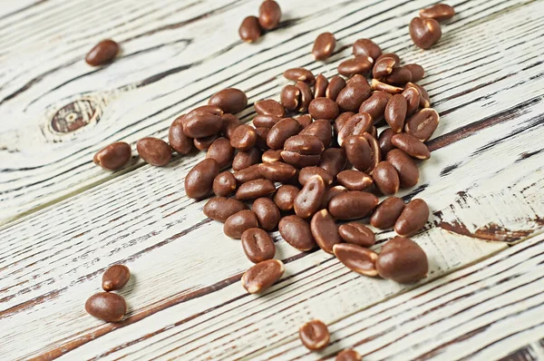 Monte Muitos Dragees Saborosos Amendoins Revestidos Chocolate Espalhados Velha Mesa — Fotografia de Stock
