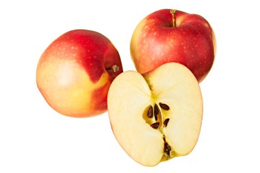 Bir buçuk ve iki taze kırmızı elma gölgesiz beyaz arka planda izole edilmiş. Yakın plan.