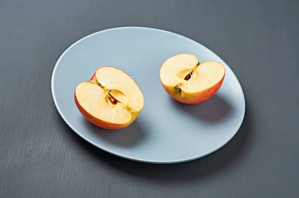 Deux Moitiés Pommes Rouges Fraîches Mûres Pleines Vitamines Trouvent Sur — Photo