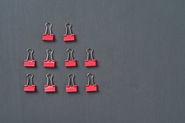 Ofiste, okulda ya da evde koyu beton masa üzerindeki kağıtlar için kırmızı metal klasörler. Mesaj için yer var. Üst görünüm