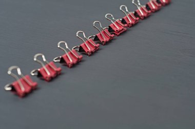 Ofiste, okulda ya da evde koyu beton masa üzerindeki kağıtlar için kırmızı metal klasörler. Metin için boşluk