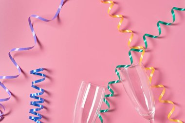 Sarmal kurdelelerin yanında alkol için iki boş bardak pembe masanın üzerinde yatıyor. Üst görünüm