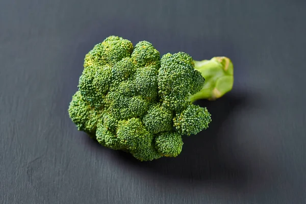 One Bunch Broccoli Lies Scratched Dark Concrete Desk Kitchen Close — Stock Photo, Image