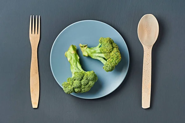 Due Mazzi Broccoli Ceramica Grigia Vicino Cucchiaio Legno Forchetta Trovano — Foto Stock