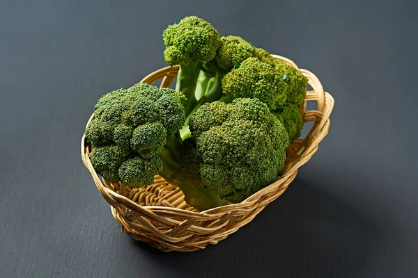 Wooden Wicker Basket Full Bunches Broccoli Lies Scratched Dark Concrete — Stock Photo, Image