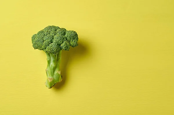 Ein Bündel Brokkoli Liegt Auf Einem Zerkratzten Gelben Betontisch Der — Stockfoto