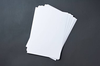 Dağınık beyaz kağıt çarşaf yığınlarından biri, sekreterin, müdürün, patronun ya da diğer şirket çalışanlarının işyerindeki koyu beton masanın üzerinde yatıyor. Mesaj için yer var. Yakın plan.