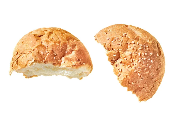 两片碎了的 味道鲜美而又新鲜的圆面包 配上芝麻籽做汉堡包 芝士汉堡或其他汉堡包 被白色背景隔离 顶部视图 — 图库照片