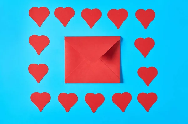 Corações Papel Vermelho Perto Envelope Postal Fundo Azul Mensagem Amor — Fotografia de Stock