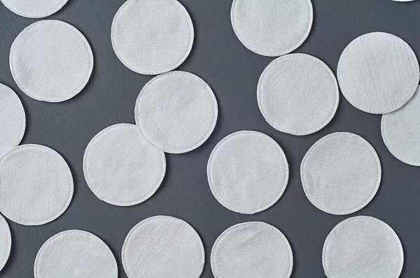 Cuscinetti Cotone Rotondi Sparsi Igiene Trovano Sul Tavolo Cemento Scuro — Foto Stock
