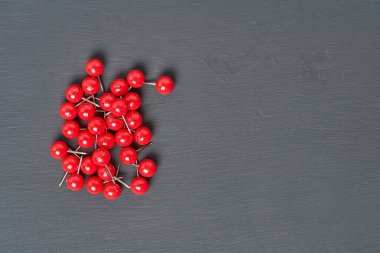 Ofiste, okulda ya da evde bir sürü kırmızı raptiye var. Mesaj için yer var. Üst görünüm