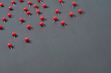 Ofisteki, okuldaki ya da evdeki koyu beton masaya bir sürü kırmızı raptiye serpiştirdim. Metin için boşluk