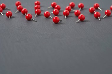 Ofisteki, okuldaki ya da evdeki koyu beton masaya bir sürü kırmızı raptiye serpiştirdim. Metin için boşluk
