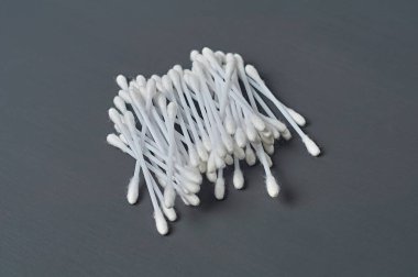 Hijyen için yeni pamuk yığınları koyu beton masanın üzerinde yatıyor. Yakın plan.