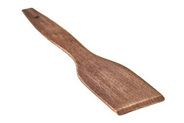Beyaz arka planda gölgesiz, kahverengi renkli, tek çizik ahşap bir spatula. Yakın plan.