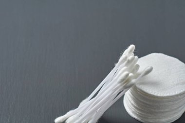 Yığınla temiz pamuk yastık ve çubuk koyu beton masanın üzerinde yatıyor. Metin için boşluk