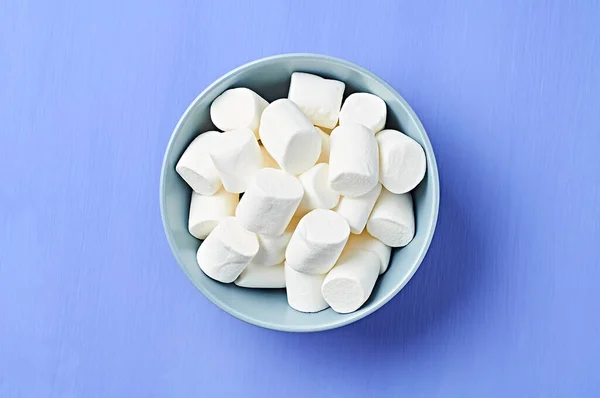 Plně Šedá Keramická Mísa Bílého Cukrového Marshmallow Válcovitého Tvaru Fialovém — Stock fotografie