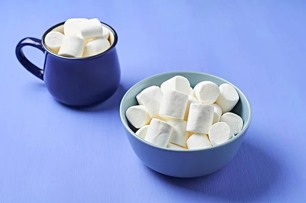 Volle Blaue Keramiktasse Und Kreisgraue Schale Mit Zuckerhaltigem Weißen Marshmallow — Stockfoto