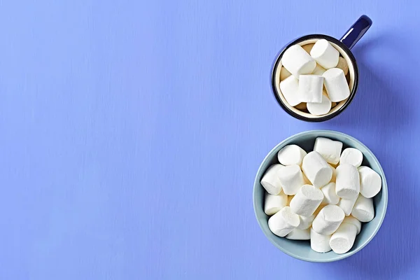 Volle Blaue Keramiktasse Und Kreisgraue Schale Mit Zuckerhaltigem Weißen Marshmallow — Stockfoto