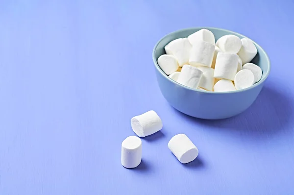 Volledige Grijze Keramische Kom Van Suikerhoudende Witte Marshmallow Cilindrische Vorm — Stockfoto
