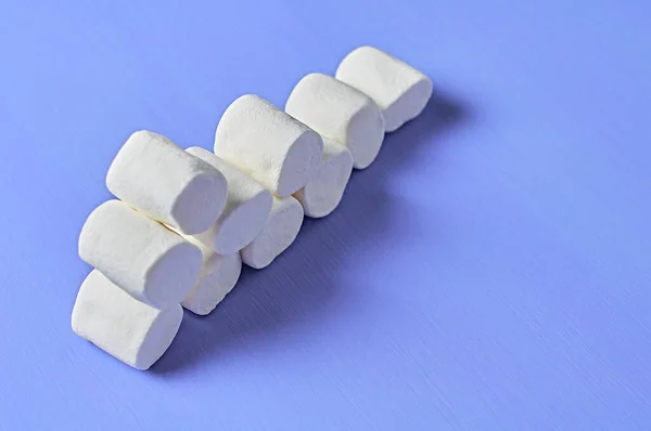 Haufen Zuckersüßer Weißer Marshmallows Zylindrischer Form Liegen Auf Lila Zerkratzten — Stockfoto