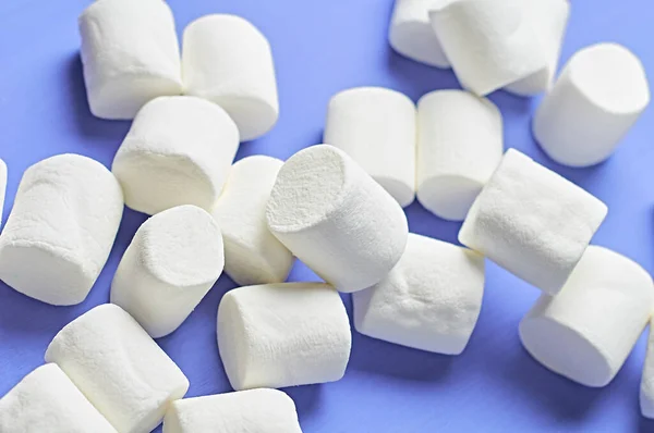 Lote Marshmallows Brancos Dispersos Forma Cilíndrica Encontra Mesa Concreto Riscado — Fotografia de Stock