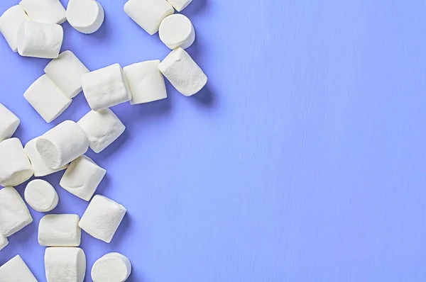 Veel Verspreide Witte Marshmallows Cilindrische Vorm Ligt Paars Gekrast Beton — Stockfoto