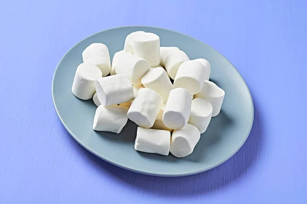 Full Cirkel Grå Keramik Platta Vit Marshmallows Cylindrisk Form Ligger — Stockfoto