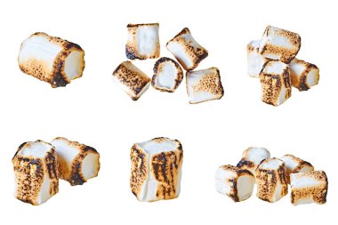 Beyaz arka planda izole edilmiş bir parça ızgara tatlı marshmallow silindirik form. Yakın plan.