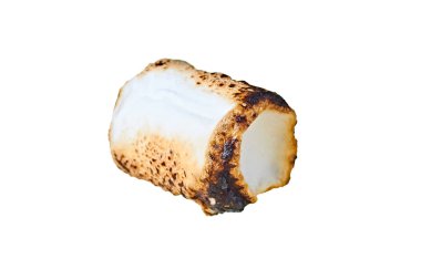 Beyaz arka planda izole edilmiş tek parça ızgara tatlı marshmallow silindirik form. Yakın plan.