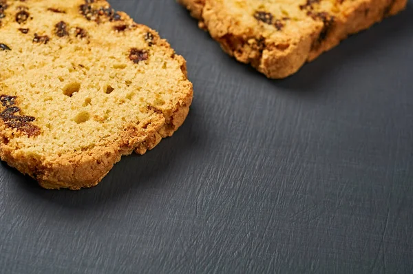 Deux Morceaux Éparpillés Pain Sucré Maison Savoureux Avec Des Raisins — Photo