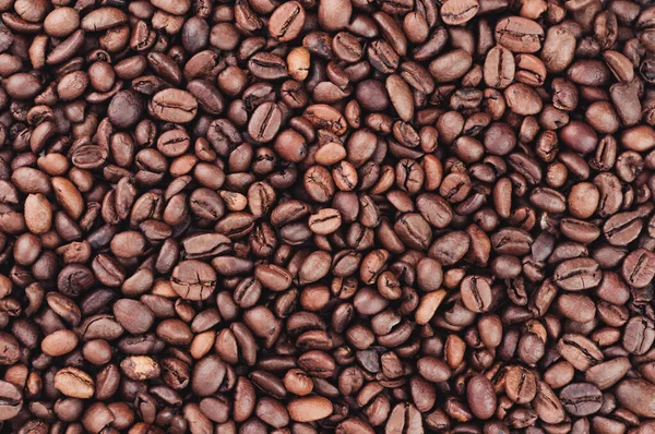 Veel Verspreide Gebrande Koffiebonen Achtergrond Close — Stockfoto