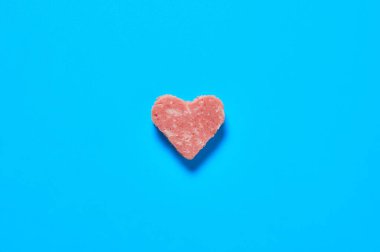 Kalp şeklinde bir parça sosis. Sevgililer Günü konsepti. Yakın plan.