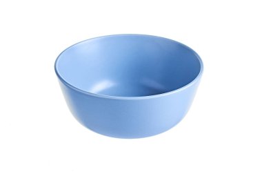 Çorba ya da gölgesiz beyaz arka planda izole edilmiş diğer yiyecekler için tek, modern, boş, derin, mavi bir kase. Yakın plan.