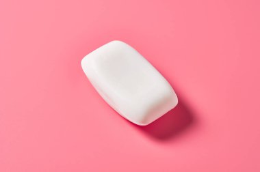 Bir antibakteriyel ve anti-alerjik aromatik sabun banyodaki ya da spa salonundaki pembe tezgahta yatıyor. Yakın plan.