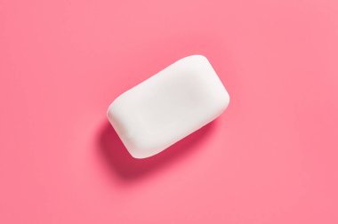Bir antibakteriyel ve anti-alerjik aromatik sabun banyodaki ya da spa salonundaki pembe tezgahta yatıyor. Üst Manzara. Yakın plan.