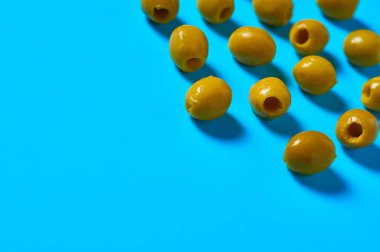 Mutfaktaki mavi masaya bir sürü zeytin turşusu serptim. Metin için boşluk