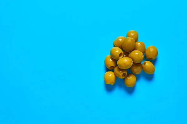 Tas Nombreuses Olives Marinées Sur Table Bleue Sur Cuisine Espace — Photo