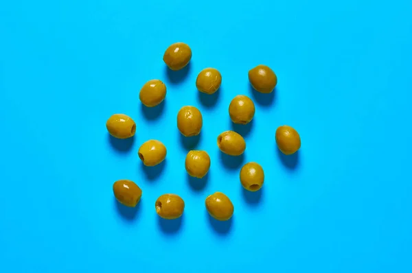 Parsemé Nombreuses Olives Marinées Sur Table Bleue Sur Cuisine Vue — Photo