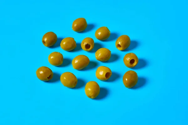 Parsemé Nombreuses Olives Marinées Sur Table Bleue Sur Cuisine Gros — Photo