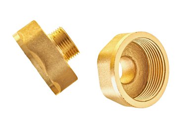 Petrol, benzin, gaz, su veya gölgesiz diğer sıvılar için farklı çaplı boru hattını bağlamak için iplikle birlikte bir çift parlak pirinç işlemeli altın rengi. Yakın plan.