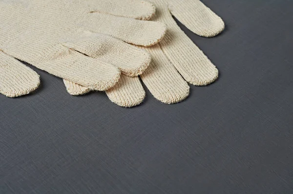 Δύο Νέα Προστατευτικά Λευκά Υφασμάτινα Γάντια Για Σκληρή Δουλειά Βρίσκονται — Φωτογραφία Αρχείου