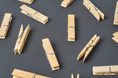 Banyodaki koyu beton masanın üzerine bir sürü tahta mandal serpiştirilmiş. Yakın plan.
