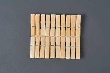 Ahşap mandallar banyodaki koyu beton masanın üzerinde duruyor. Üst Manzara. Yakın plan.