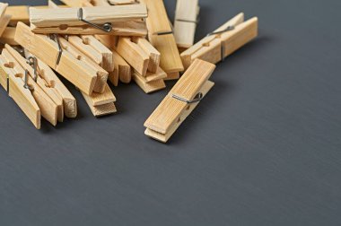 Bir sürü tahta mandal banyodaki koyu beton masanın üzerinde yatıyor. Metin için boşluk