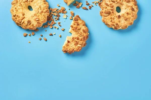 Ціле Половина Свіжого Кругового Вівсяного Печива Арахісом Крихтами Лежить Синьому — стокове фото